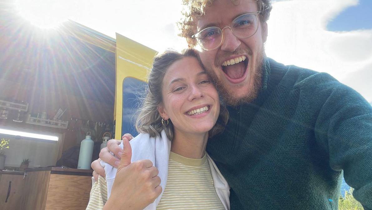 Die glücklichen Preisträger:innen des «Student of the Year»-Award 2024 des Art Directors Club Schweiz für die Fachhochschule Graubünden: Rosa Zimmermann und Jannis Pfister.