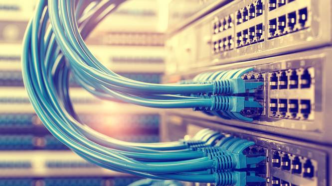 Nahansicht von Kabeln die in eine Konsole führen