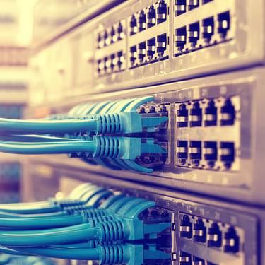 Nahansicht von Kabeln die in eine Konsole führen