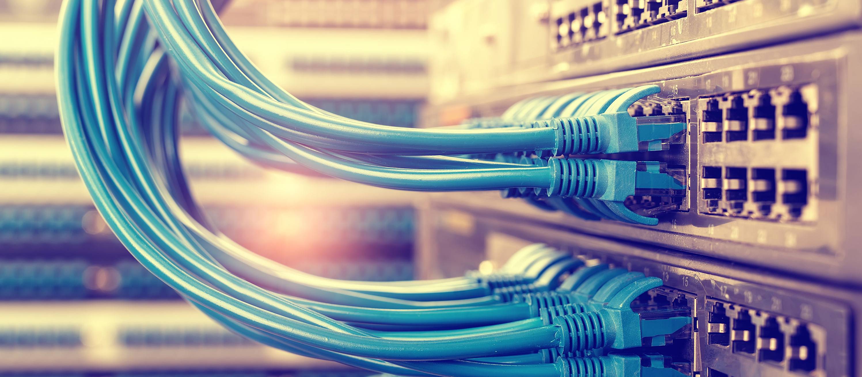 Nahansicht von Kabeln die in eine Konsole führen