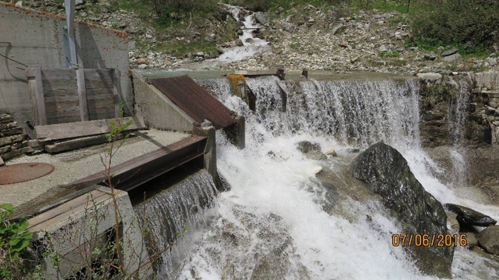 Der funktionstüchtige Coanda-Rechen in Hinterrhein am Räppierbach