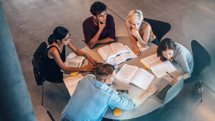Informatik an der Fachhochschule: Studierende bei praktischer Gruppenarbeit
