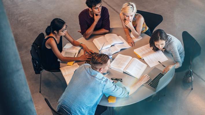 Hoher Praxisbezug Studierende im Software Ingenieur Studium arbeiten gemeinsam an einem Praxisprojekt.