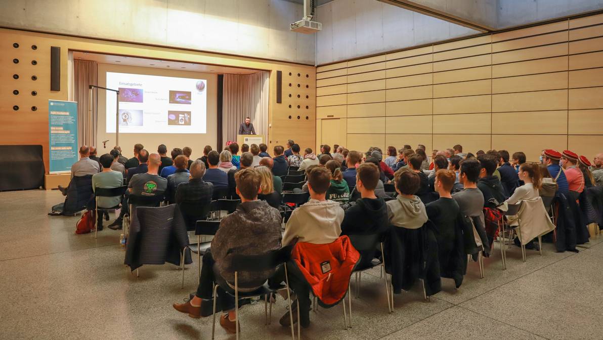 Die Veranstaltung «Der Roboter – unser neuer Freund und Helfer» fand zum Thema Künstliche Intelligenz (KI) an der FH Graubünden statt. Sie wurde gemeinsam mit der Stadtentwicklung Chur, dem Regionalmanagement Plessur, der Regionalentwicklung Region Prättigau/Davos sowie der Stiftung Mindfire durchgeführt.