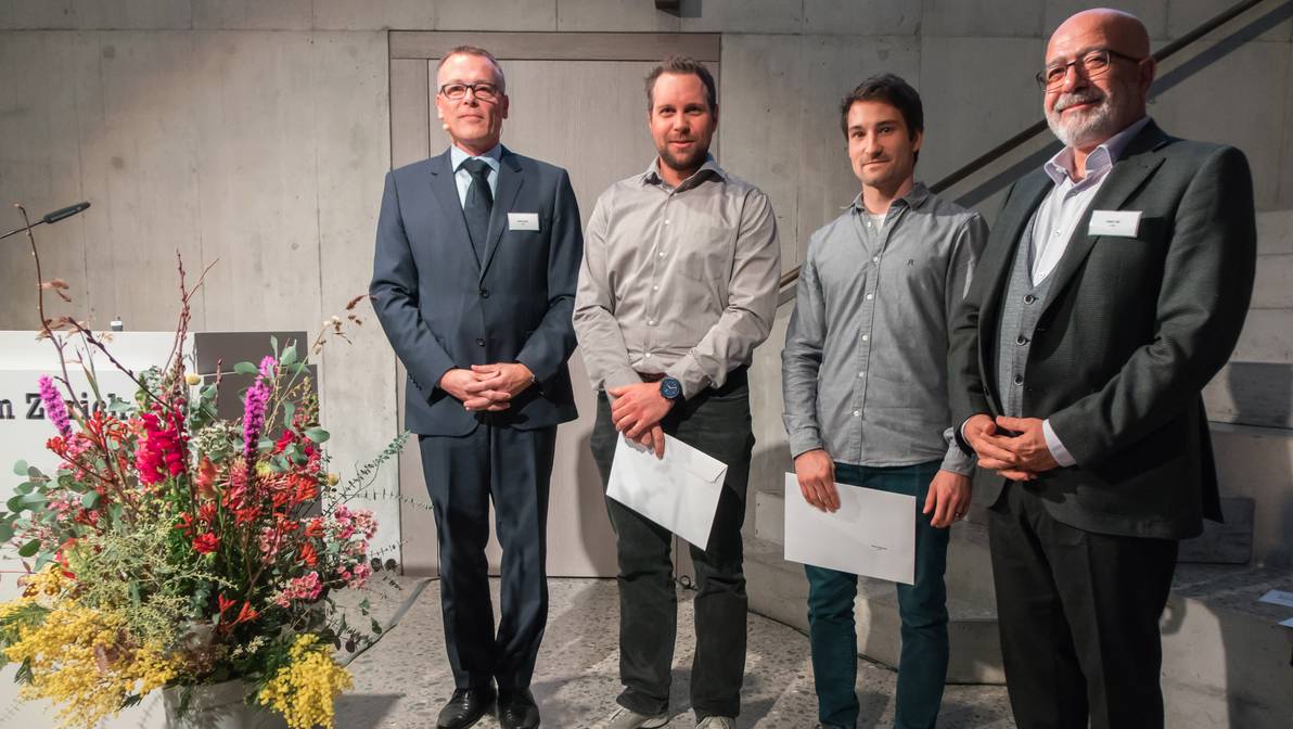 Die «Best of Bachelor»-Nominierten 2019 für die FH Graubünden: Prof. Dr. Albin Kenel (Präsident Fachschaft), Luzi Attenhofer (Absolvent Bauingenieurwesen FH Graubünden), Roman Brandes (Absolvent Bauingenieurwesen FH Graubünden), Prof. Dr. Imad Lifa (Leiter Institut für Bauen im alpinen Raum, FH Graubünden). (Bild: Redaktion TEC21)