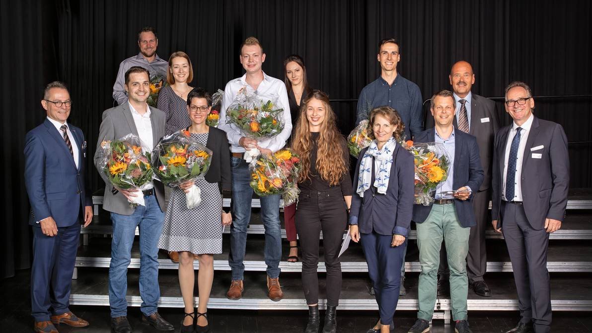 Die besten Bachelor- und Master-Diplomierte 2019 mit Präsidentin, Rektor, Departementsleitern: Hintere Reihe (v.l.n.r.) Luzi Attenhofer, Laura Koller, Raffael Jung, Lisa Tuena, David Zbinden, Prof. Dr. Bruno Studer. Vordere Reihe (v.l.n.r.) Prof. Jürg Kessler, Men Filli, Nicole Zimmermann, Nina Rupp, Brigitta M. Gadient, Silvan Stähli, Prof. Josef Walker.