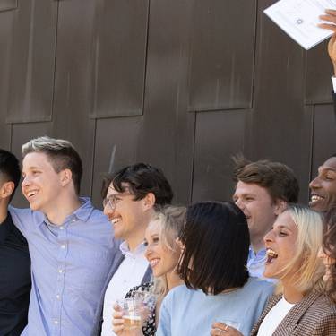 Die Freude der Bachelor- und Master-Absolventinnen und -Absolventen 2021 über ihr Diplom der FH Graubünden ist gross.
