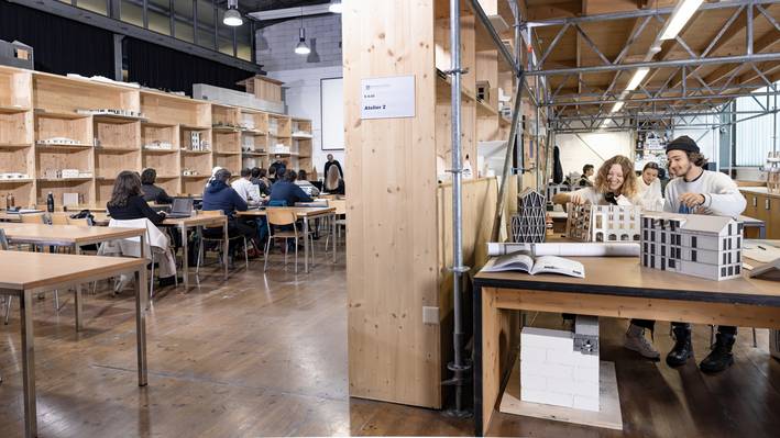 Flexibel studieren Architekt studieren umfasst kreatives Arbeiten und gemeinsames Lernen an der Fachhochschule.