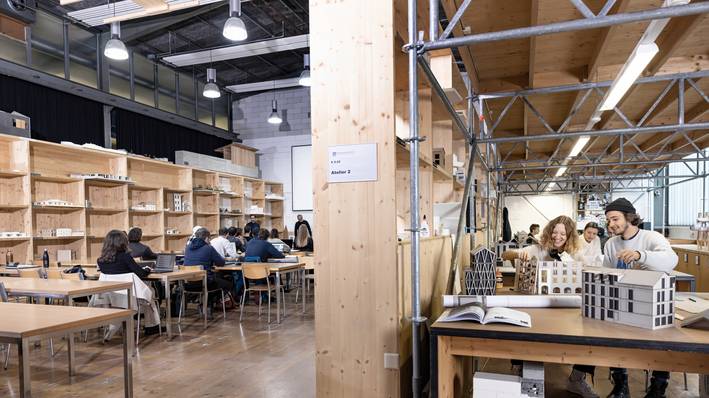 Architekt studieren umfasst kreatives Arbeiten und gemeinsames Lernen an der Fachhochschule.