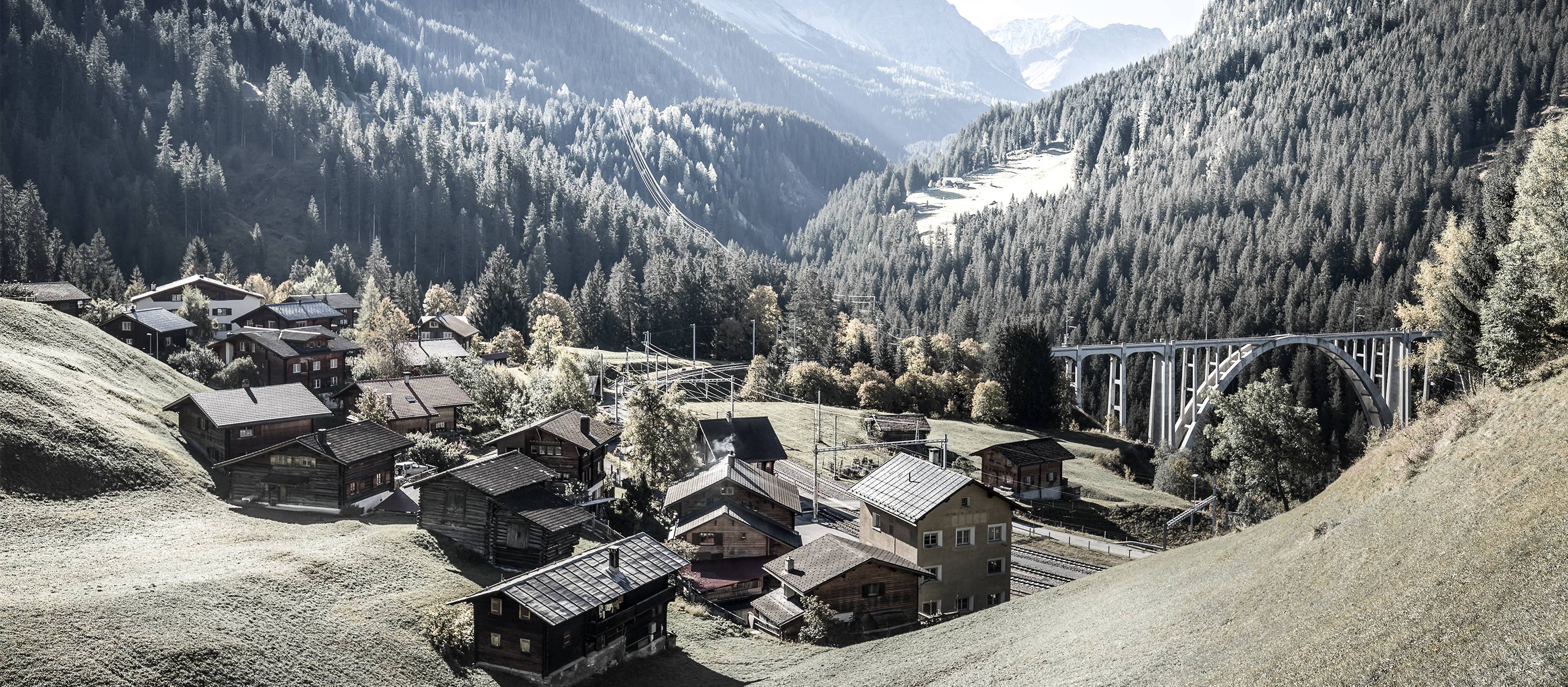 Foto mit aussicht auf Langwies mit dem Viadukt im Hintergrund