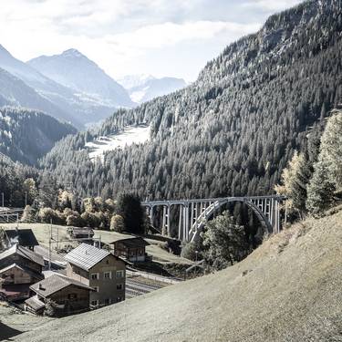 Foto mit aussicht auf Langwies mit dem Viadukt im Hintergrund