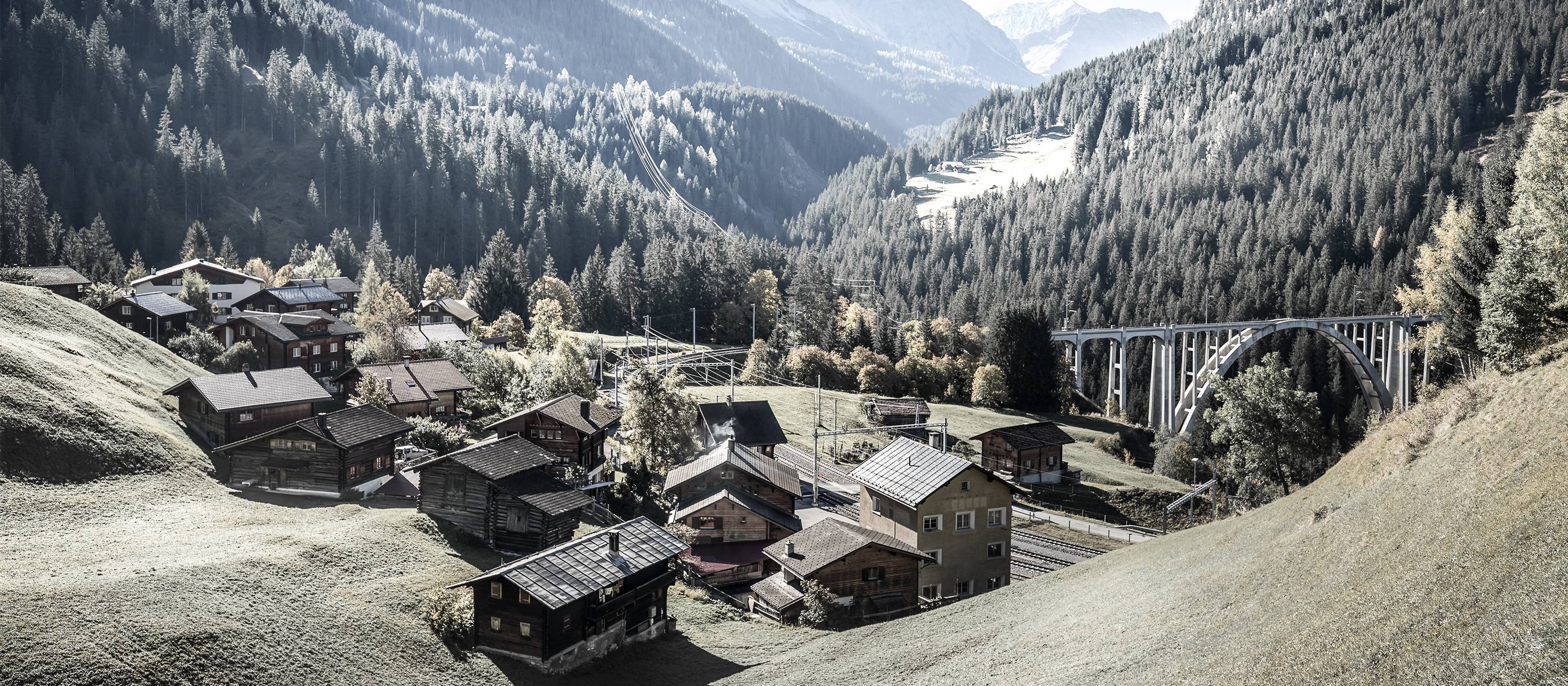 Foto mit aussicht auf Langwies mit dem Viadukt im Hintergrund