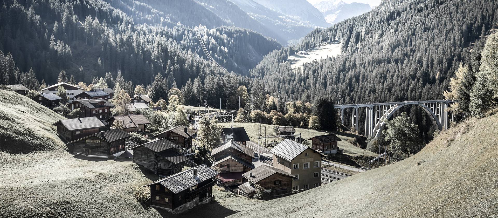 Foto mit aussicht auf Langwies mit dem Viadukt im Hintergrund