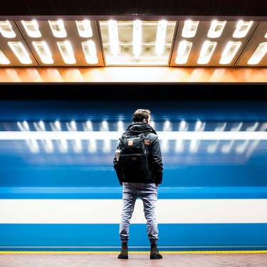 Mann von hinten warten auf die U-Bahn. Photo by William Daigneault on Unsplash