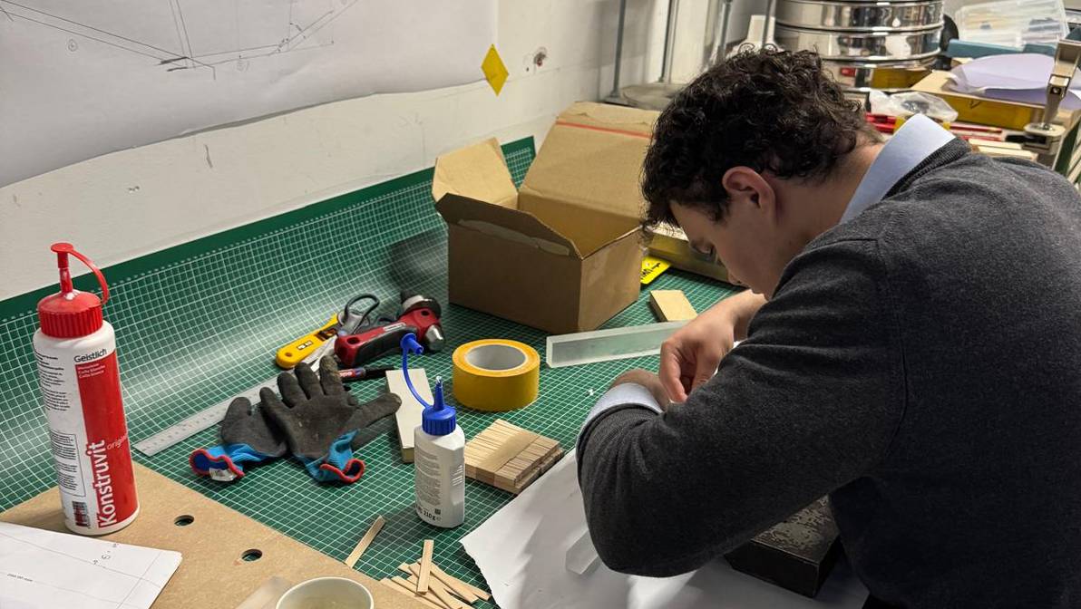 Bauingenieurwesen-Student Jan Krawczyk konstruiert die siegreiche Brücke des FHGR-Teams für den VSS-Brückenbau-Wettbewerb 2026.