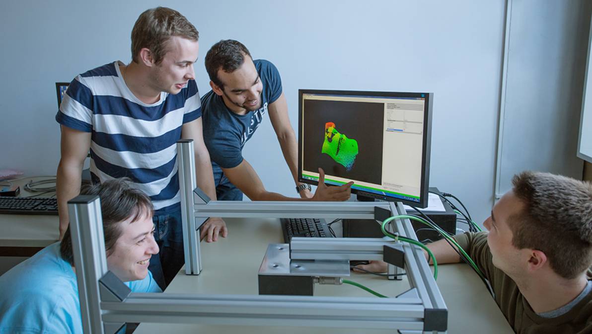 Studierende der FH Graubünden im Photonics-Lab.