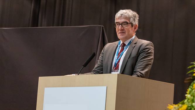 Dr. Jon Domenic Parolini am Rednerpult der FHGR anlässlich des Auftaktevents