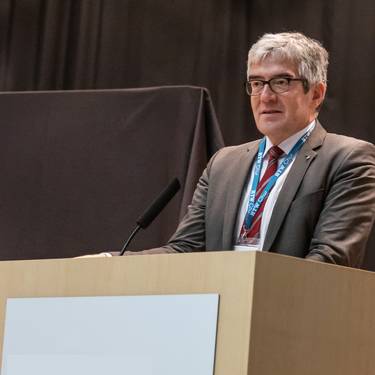 Dr. Jon Domenic Parolini am Rednerpult der FHGR anlässlich des Auftaktevents