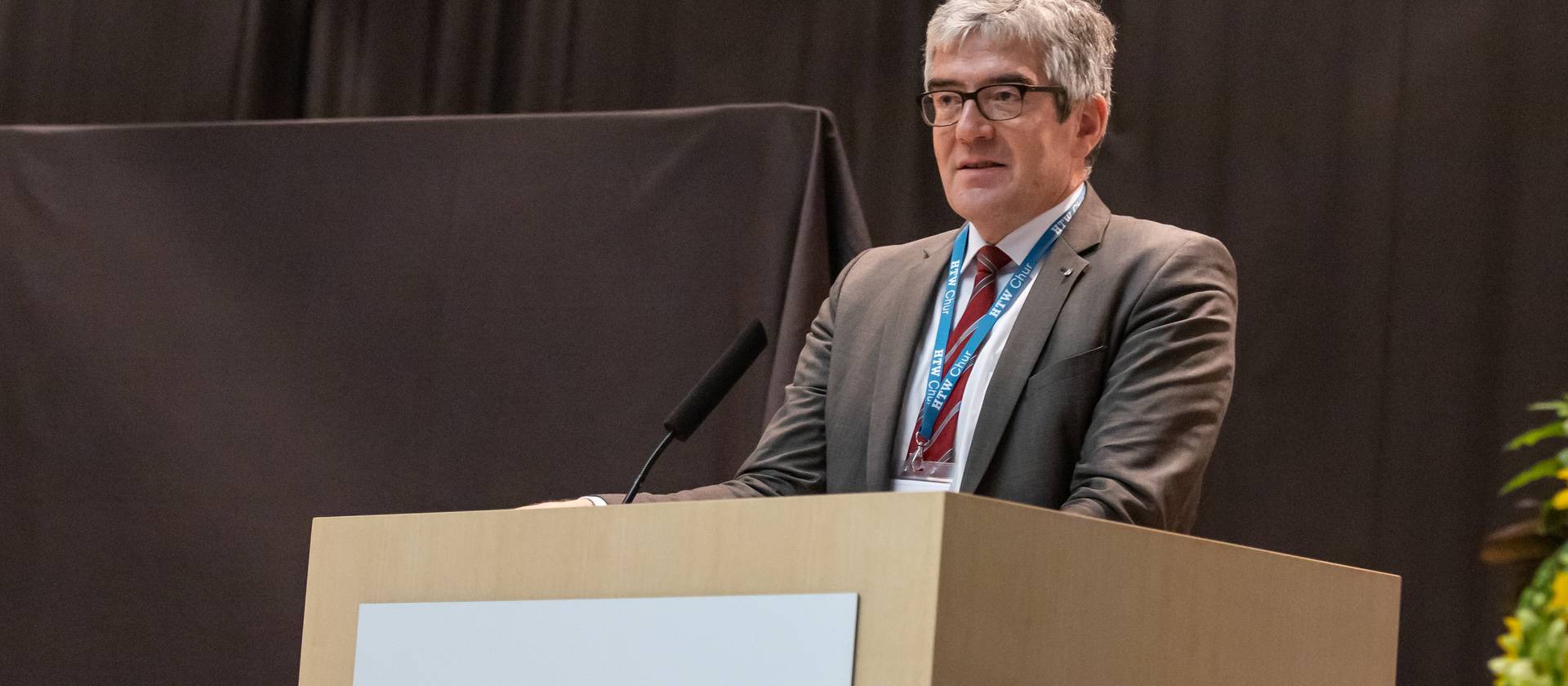 Dr. Jon Domenic Parolini am Rednerpult der FHGR anlässlich des Auftaktevents