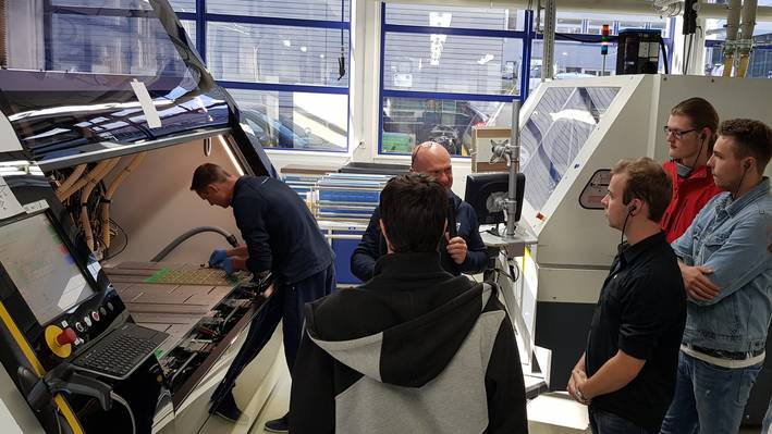Firmenbesuch bei der Firma Vario Print, welche Leiterplatten herstellt.