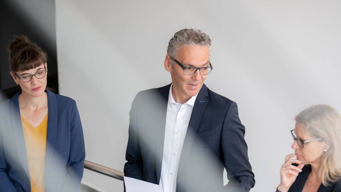 Ernst Sax, Präsident Regiun Surselva: «Es ist toll, dass die FH Graubünden näher zu uns rückt und vor Ort in der Region präsent ist. Mit der Präsenz in unserer Region ergibt sich die Chance auf eine praxisnahe Zusammenarbeit, von der beide Seiten profitieren werden.»