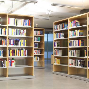 Blick auf Bücherregale der Bibliothek