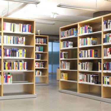 Blick auf Bücherregale der Bibliothek