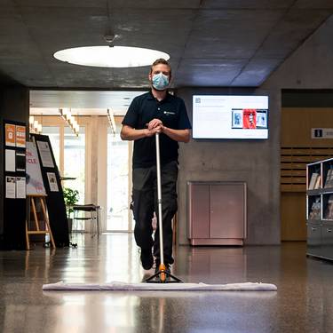 Bodenwischen im Eingangsbereich