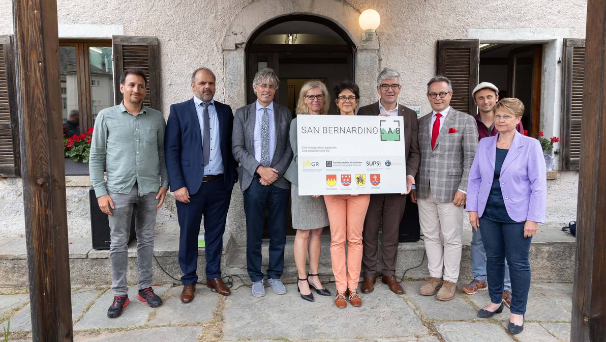 Il San Bernardino Lab è inaugurato: Mattia Ciocco (rappresentante comunale Mesocco e Soazza), Gian-Paolo Curcio (rettore ASPGR), Franco Gervasoni (direttore generale SUPSI), Ulrike Zika (responsabile del Dipartimento per lo sviluppo nella regione alpina SUP Grigioni), Barbara Beer (responsabile San Bernardino Lab), Jon Domenic Parolini (consigliere di stato Canton Grigioni), Jürg Kessler (rettore SUP Grigioni), Christoph Zeitz (rappresentante comunale Sufers e Rheinwald), Piera Furger (granconsigliera Mesocco). (d.s.a.d.) (Foto: Andrea Furger)