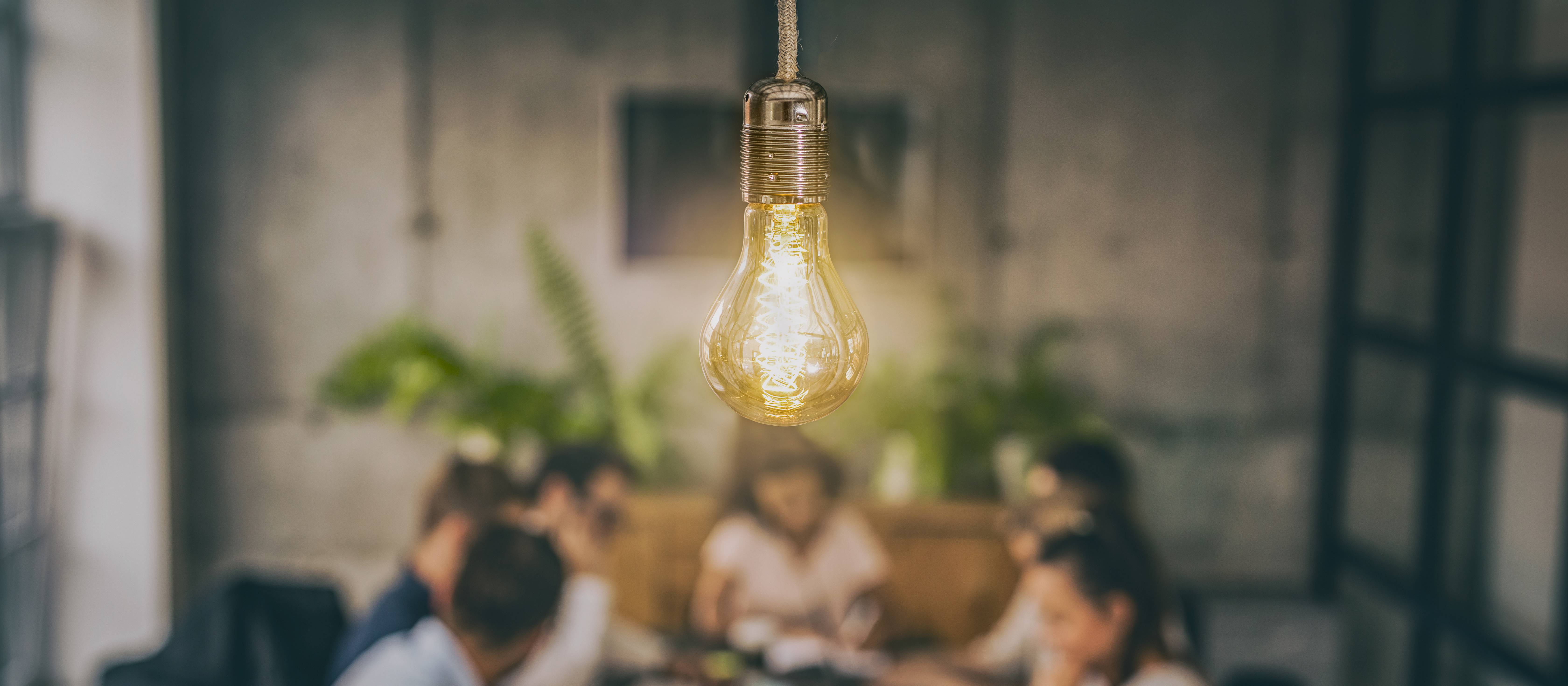 Marketing Studium an der FHGR: Gruppe arbeitet am Tisch