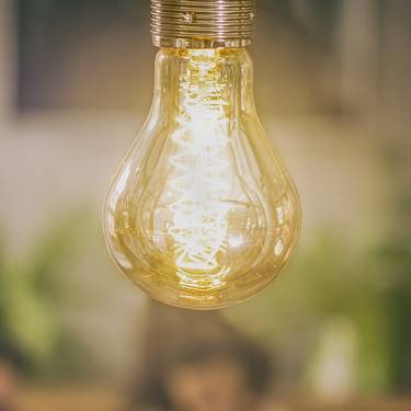 Marketing Studium an der FHGR: Gruppe arbeitet am Tisch