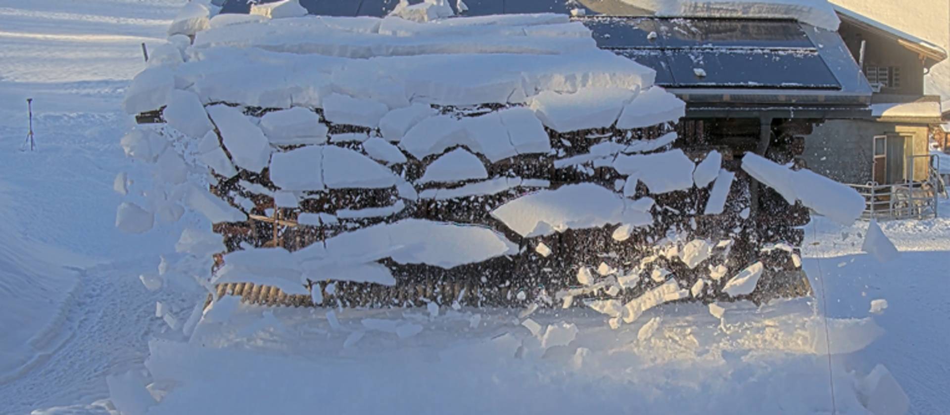 Forschende der FH Graubünden untersuchten, inwiefern es sich lohnt, Photovoltaik-Anlagen mittels Rückstrombeheizung schneefrei zu machen, um Winterstrom zu produzieren. Das Bild zeigt den Moment eines Abbruchs während einer Heiz-Phase in Davos im Winter 2024/2025.