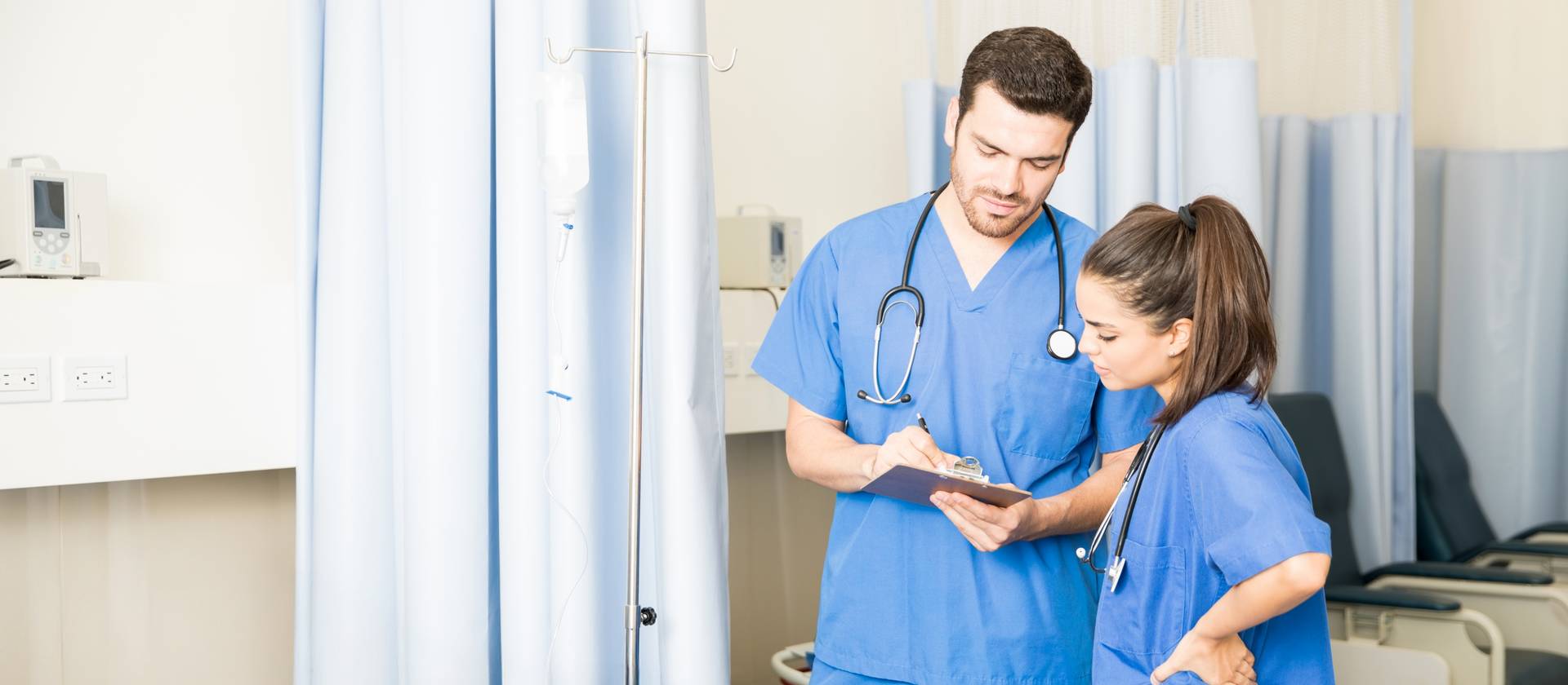 Bachelor Pflege: Studierende bei einem klinischen Assessment im Praktikum