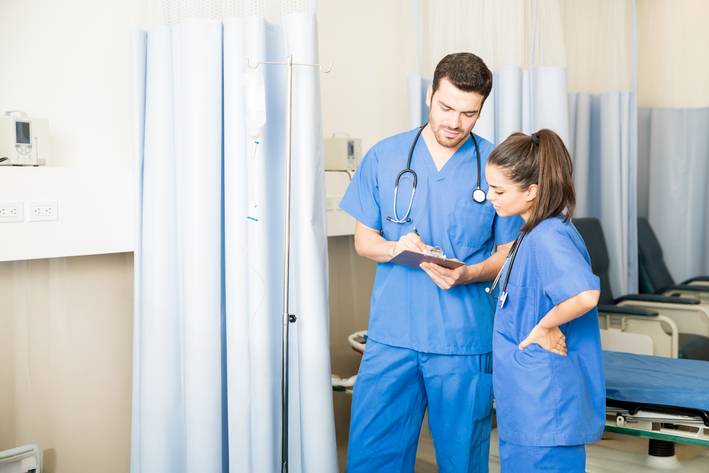Menschen professionell begleiten Keyvisual des Bachelorstudiums Pflege
