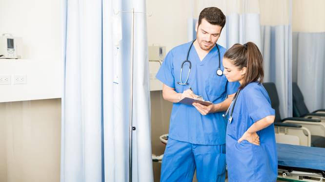 Bachelor Pflege: Studierende bei einem klinischen Assessment im Praktikum