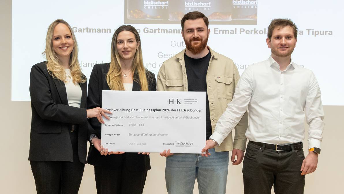 Gewinnen den Best-Businessplan-Wettbewerb 2026 der FH Graubünden, die Betriebsökonomie-Studierenden Jana Gartmann, Jana Tipura, Ermal Perkolaj und Livio Gartmann (v.l.n.r.).