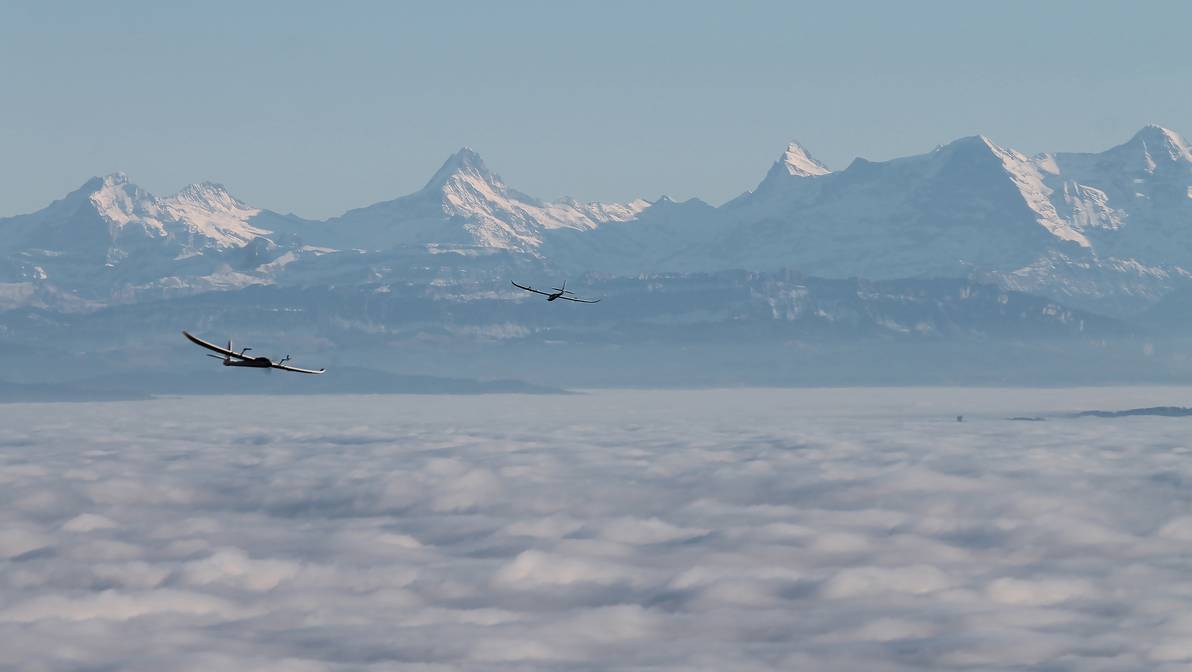 Zwei Drohnen des Autonomous Systems Labs der ETH Zürich fliegen über einem Nebelmeer vor dem Berner Oberland. Bild: ETH Zürich 