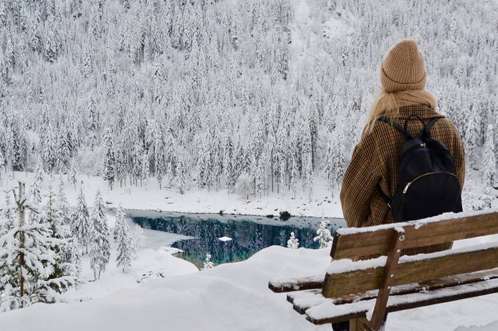 Myrthe Schäpkens Myrthe Schäpkens auf einer Bank in Winterlandschaft