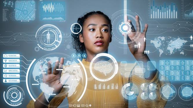 Eine Frau vor einem interaktiven Bedienfeld 