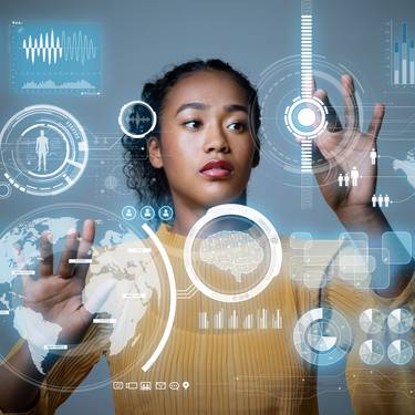 Eine Frau vor einem interaktiven Bedienfeld 