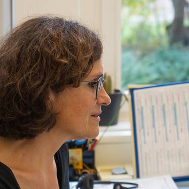 Clarita Decurtins konzentriert bei der Arbeit