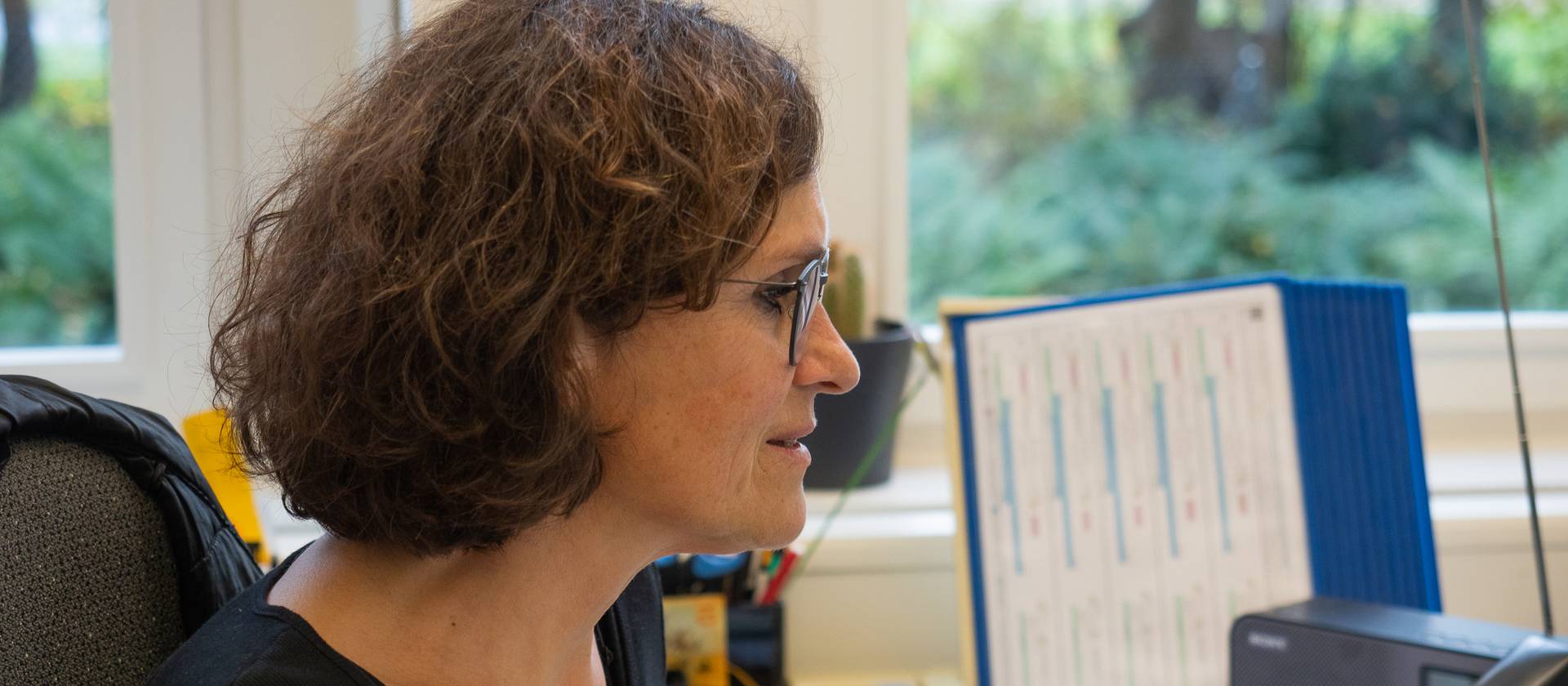 Clarita Decurtins konzentriert bei der Arbeit