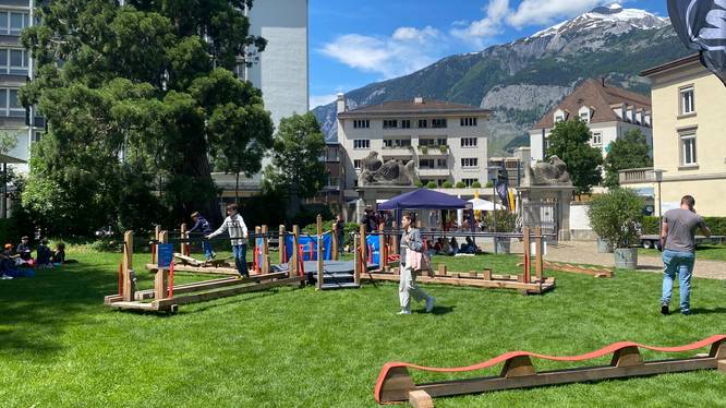 Für mehr Beinkraft und Gleichgewicht: Das BalanceKreuz ist ein Angebot der Fachstelle Gesundheitsförderung für die Bündner Gemeinden.