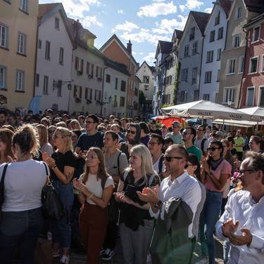 Der Studierenden-Jahrgang 2019 der FH Graubünden wird auf dem Churer Arcasplatz von der Hochschul- sowie Studienleitung willkommen geheissen.