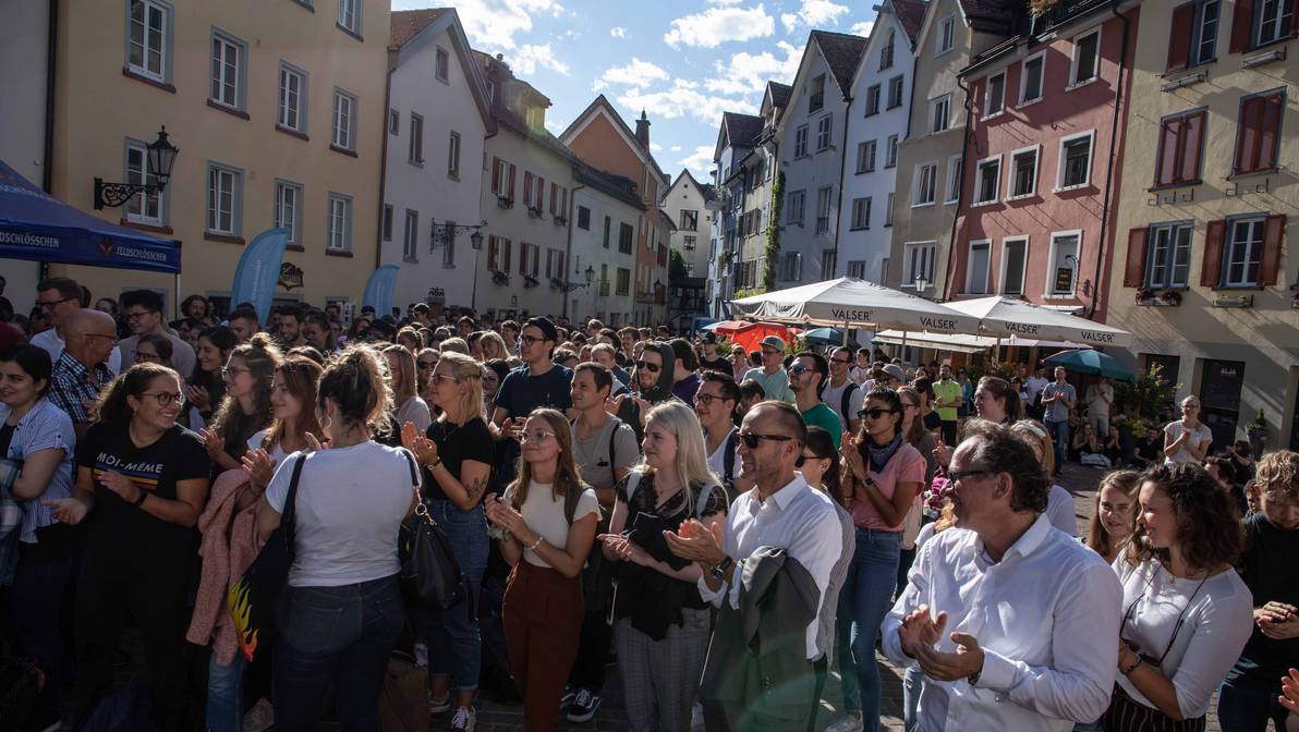 Der Studierenden-Jahrgang 2019 der FH Graubünden wird auf dem Churer Arcasplatz von der Hochschul- sowie Studienleitung willkommen geheissen.