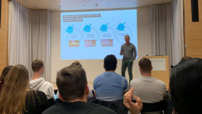 Meetups Im Digital Business Management Bachelor treffen Studierende auf eine Persönlichkeit aus der Digitalwirtschaft.