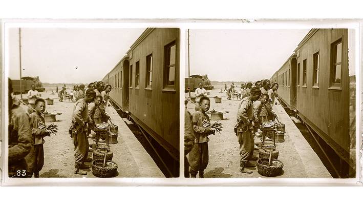 Historisches Bild von Menschen an einem Bahnhof, zwei mal nebeneinander