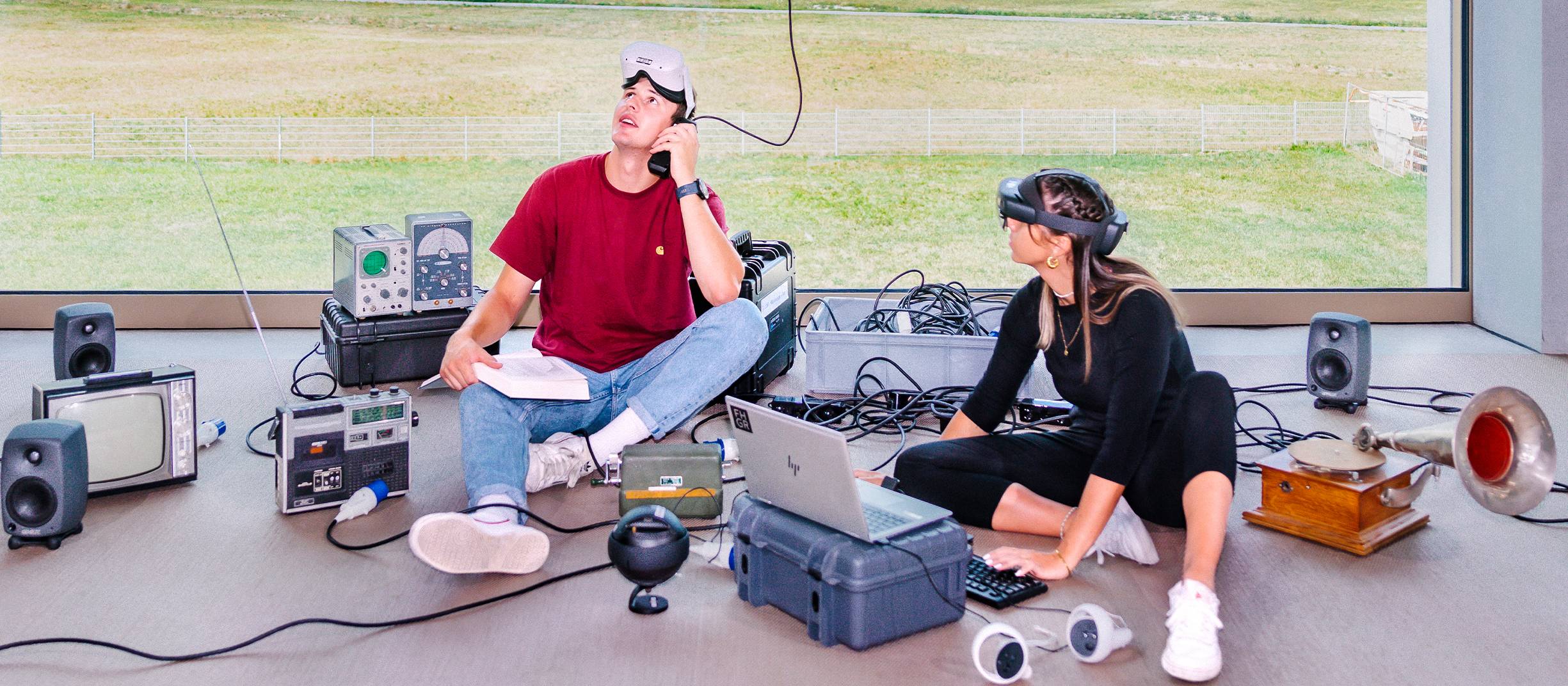 Im Master Digital Communication and Creative Media Production  arbeiten zwei Studierende an einer praktischen Arbeit.