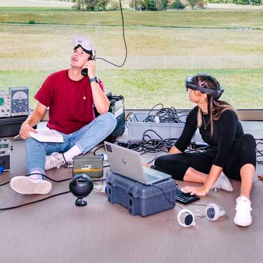 Im Master Digital Communication and Creative Media Production  arbeiten zwei Studierende an einer praktischen Arbeit.