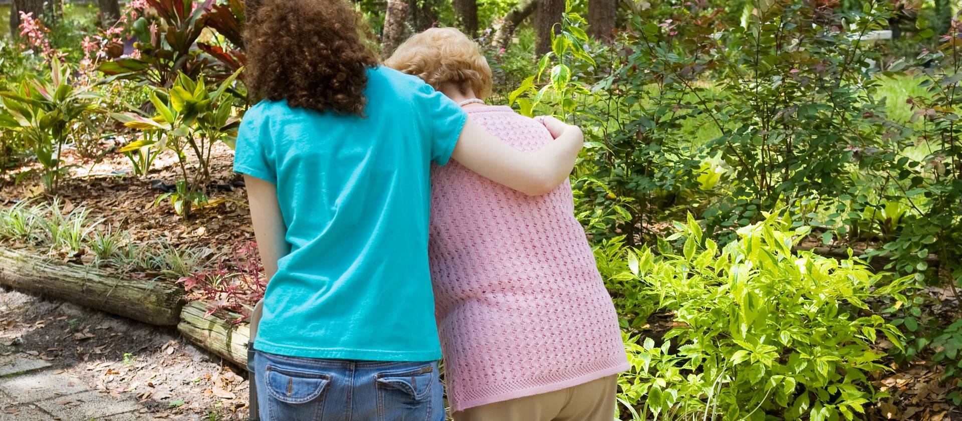 Junge Frau hilft einer Seniorin beim gehen